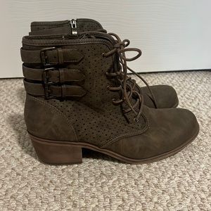 Women’s gray/brown Boots